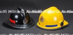 Nouvelle-Zelande, lot de deux casques de sapeurs-pompiers. New Zealand, group of two firefighter helmets.