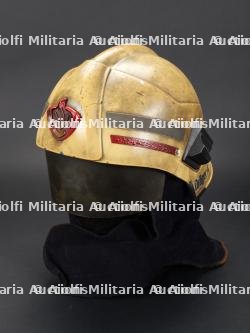 Pays-Bas, casque de pompier Drager avec superbe patine. Netherlands, Drager firefighter helmet with superb patina.