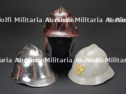 Pologne, lot de trois casques de sapeurs-pompiers a cimier. Poland, group of three crested firefighter helmets.
