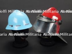 Pologne, lot de deux casques de sapeurs-pompiers. Poland, group of two firefighter helmets.
