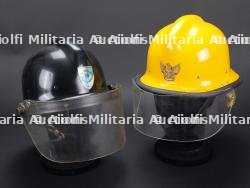Portugal, lot de deux casques de sapeurs-pompiers, dont un de Braga. Portugal, group of two firefighter helmets, including one from Braga.
