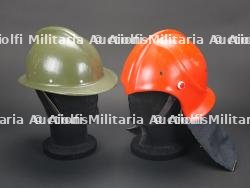 Roumanie, lot de deux casques de sapeurs-pompiers. Romania, group of two firefighter helmets.
