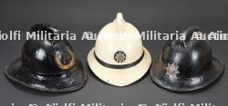 Royaume-Uni, lot de trois imposants casques de sapeurs-pompiers, dont Hampshire, Suffolk et Ipswich. United Kingdom, group of three substantial firefighter helmets, including Hampshire, Suffolk and Ipswich examples.
