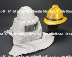 Royaume-Uni, lot de deux casques de sapeurs-pompiers. United Kingdom, set of two firefighter helmets.