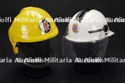 Royaume-Uni, lot de deux casques de sapeurs-pompiers de Londres et de Tyne and Wear. United Kingdom, set of two firefighter helmets from London and Tyne and Wear.