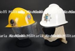 Royaume-Uni, lot de deux casques de sapeurs-pompiers du Cambridgeshire et du West Yorkshire. United Kingdom, set of two firefighter helmets from Cambridgeshire and West Yorkshire.