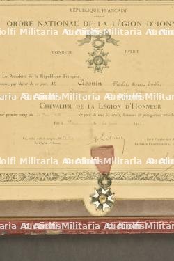Cadre avec croix de chevalier de la légion d'honneur et diplôme — photo 2