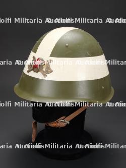 Russie sovietique, casque SSh-68 de sapeur-pompier militaire, tel qu'il a pu etre utilise a Tchernobyl. Soviet Russia, SSh-68 military firefighter helmet of a type that may have been used at Chernobyl.