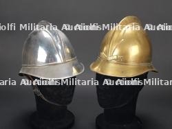 Suisse, lot de deux casques de sapeurs-pompiers, dont un de Neuchatel. Switzerland, group of two firefighter helmets, including one from Neuchatel.