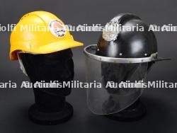 Thailande, lot de deux casques de sapeurs-pompiers. Thailand, group of two firefighter helmets.
