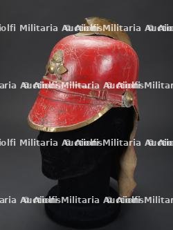 Turquie, casque de sapeur-pompier en cuir peint en rouge. Turkey, red-painted leather firefighter helmet.