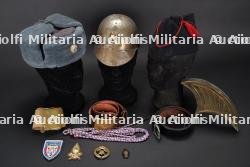 Ukraine et divers pays, lot de coiffures, d'equipements et d'insignes de sapeurs-pompiers. Ukraine and various countries, group of firefighter headwear, equipment and badges.
