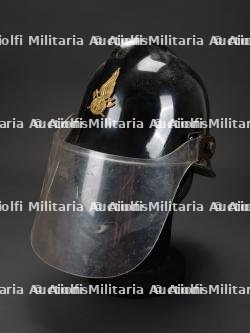Vatican, casque de sapeur-pompier des annees 1970. Vatican, firefighter helmet from the 1970s.