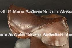 Selle d'officier avec rivets marqués du sellier du 30e Dragons — miniature 2