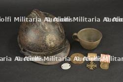 Casque Adrian modèle 1915 de l'Infanterie, quart, bracelet d'identité et médailles