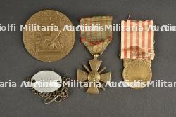 Casque Adrian modèle 1915 de l'Infanterie, quart, bracelet d'identité et médailles — photo 9