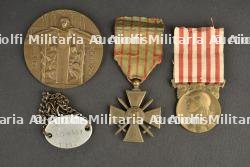 Casque Adrian modèle 1915 de l'Infanterie, quart, bracelet d'identité et médailles — photo 10