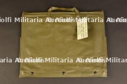 Trousse de toilette. Toiletry bag and contents.