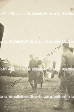 Lot de 8 rares photos de l'Hauptmann von Geyer racompagné par le Lt Minier de l'escadrille BR35 après la signature de l'armistice. — miniature 5