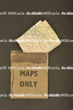 Carte d'évasion en soie dans sa pochette d'origine