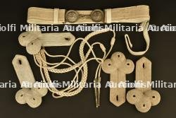 Lot de 4 pattes d’épaules à trèfle, aiguillette et ceinturon de grande tenue de gendarmerie