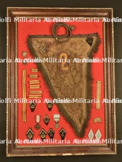Cadre en bois à moulure dorée contenant les souvenirs du colonel P.H.