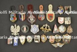 Lot de 27 insignes divers francais et étrangers