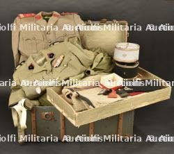 Malle avec uniformes années 50-60, insignes et médailles du Capitaine Andrieux 5e génie et Affaires Sahariennes