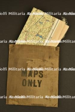 Carte d'évasion en soie dans sa pochette d'origine