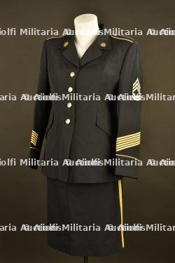 Uniforme de sortie du sergent féminin Debra Williams du Military Intelligence Corps US Army