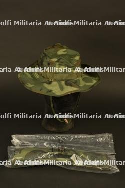 Chapeaux de jungle camouflé dans leur emballage d'origine
