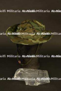 Chapeau de jungle camouflé dans son emballage d'origine