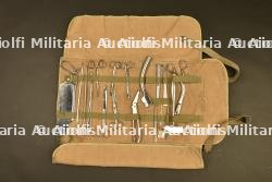 Boite d'instruments chirurgicaux pour médecins légistes