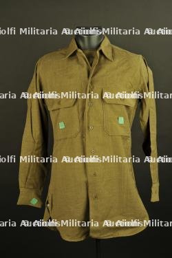 Chemise moutarde avec étiquettes de stock