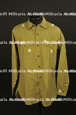 Chemise troupe et ses étiquettes de stock