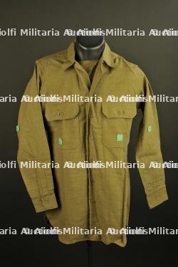 Chemise moutarde avec étiquettes de stock