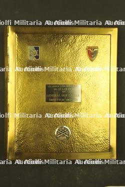 Reliure en métal offert au général Lallia contenant des insignes régimentaires
