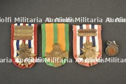 Pays-Bas, croix commemorative de guerre et medailles pour l’Ordre et la Paix. Netherlands, War Commemorative Cross and Order and Peace medals.