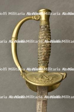 Hausse-col d’officier belge et epee de sous-officier. Belgian officer’s gorget and non-commissioned officer’s sword. — photo 2