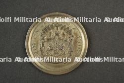 Medaille de la Croix-Rouge de Mme Leon Petit, bataille de Charleroi, 1914. Red Cross medal awarded to Mrs Leon Petit, Battle of Charleroi, 1914. — miniature 3