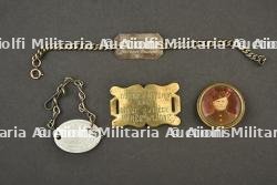 Bracelets d’identite et souvenirs des 2e, 4e et 22e regiments de ligne de Gand et de Bruges. Identity bracelets and memorabilia of the 2nd, 4th and 22nd Line Regiments of Ghent and Bruges. — photo 1