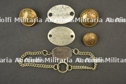 Plaques d’identite et boutons des 1er, 10e et 20e regiments de ligne d’Ath et d’Arlon. Identity tags and buttons from the 1st, 10th and 20th Line Regiments of Ath and Arlon.