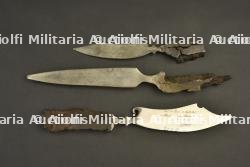 Couteaux-souvenirs artisanaux du fort de Loncin. Handcrafted souvenir knives from Fort Loncin.