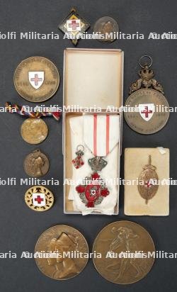 Lot de souvenirs de la Croix-Rouge belge pendant la Grande Guerre. Collection of Belgian Red Cross memorabilia from the Great War.