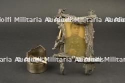 Artisanat de tranchee realise a partir d’eclats d’obus. Trench art made from shell fragments.