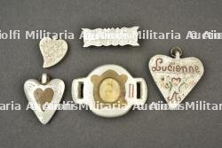 Artisanat de tranchee a theme romantique. Romantic-themed trench art.