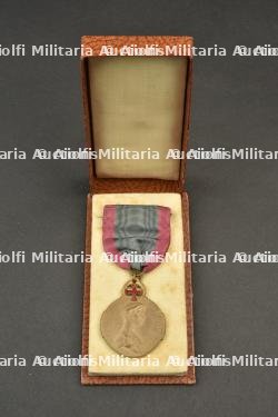 Medaille de la reine elisabeth pour infirmieres. Queen Elisabeth Medal for nurses.