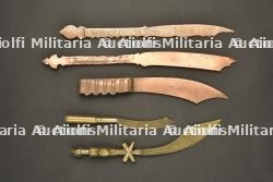 Coupe-papier d’artisanat de tranchee, dont un du 2e regiment de Grenadiers. Trench-art letter openers, including one from the 2nd Grenadiers.