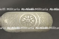 Artisanat de tranchee sur le theme de l’artillerie. Artillery-themed trench art.