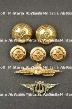 Insignes et boutons d’aviation du regne d’Albert Ier Aviation badges and buttons from the reign of Albert I